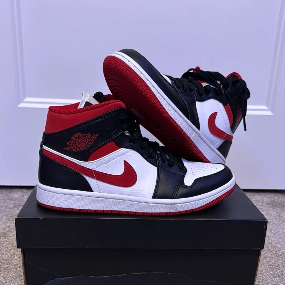 Nike | Shoes | Nike Hightop Sneakers Black Red White | Poshmark display picture 3